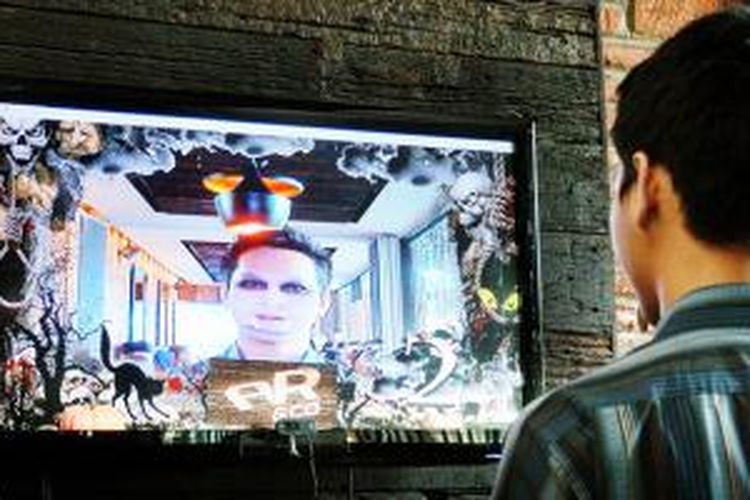 Pengunjung mencoba teknologi augmented reality dengan pengenalan wajah milik AR&co. di Jakarta, Rabu (30/4/2014)