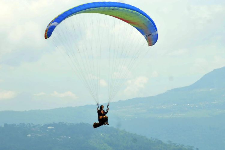 ILUSTRASI - Seorang peserta terbang di langit Gunung Gajah Kabupaten Semarang