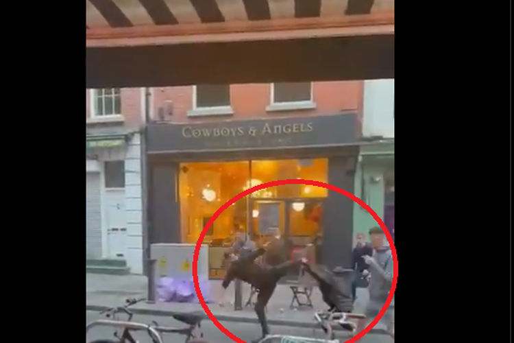 Tangkapan layar video viral pramusaji vs geng di Dublin, Irlandia