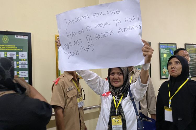 Teriakan Histeris Keluarga Korban Pembunuhan Satu Keluarga di Indramayu saat Terdakwa Ririn Divonis Mati