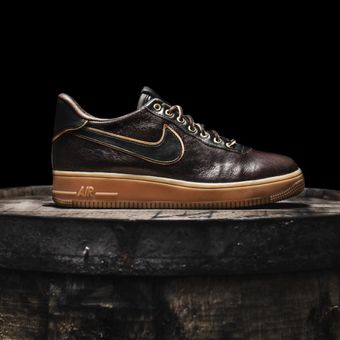 Kreator sepatu custom terkenal The Shoe Surgeon, mengandeng Jack Daniels -mitra resmi NBA, untuk merancang edisi khusus Nike Air Force 1 Low -Jack Daniels.