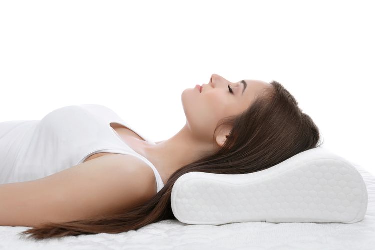 Ilustrasi posisi tidur, berbaring terlentang adalah posisi tidur terbaik saat sakit kepala kambuh. 