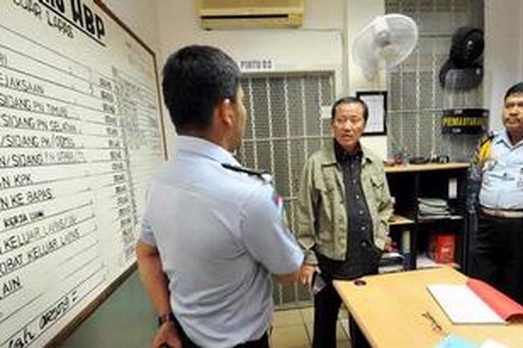 Menteri Hukum dan HAM Amir Syamsuddin melakukan inspeksi mendadak (sidak) ke Lapas Cipinang, Jakarta Timur, Rabu (3/4/2013). Amir menemukan banyak tahanan yang berada diluar selnya dengan alasan sakit.