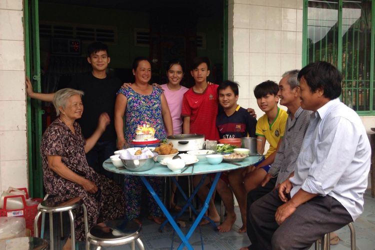 Hau (kedua dari kiri) berasal dari Provinsi Dong Thap, dimana orangtuanya tinggal. 
