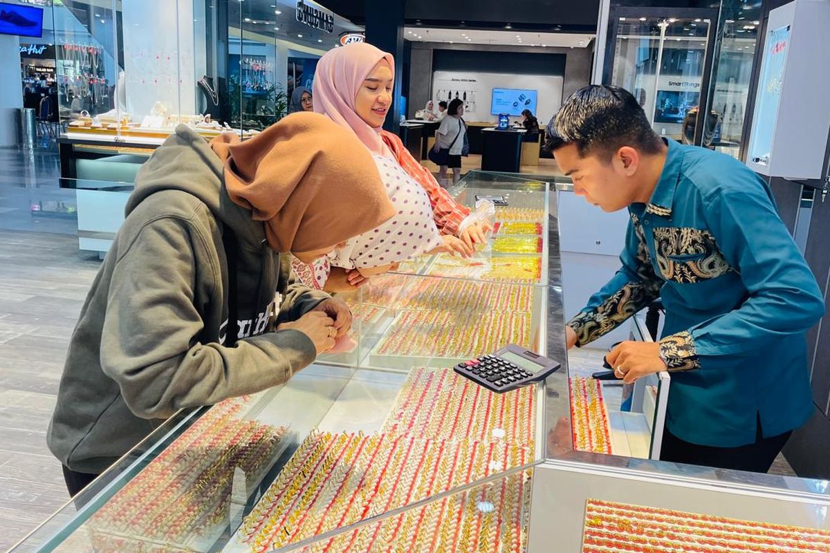 Yuli salah satu warga Batam Center saat tengah membeli emas di toko emas Banda Baru