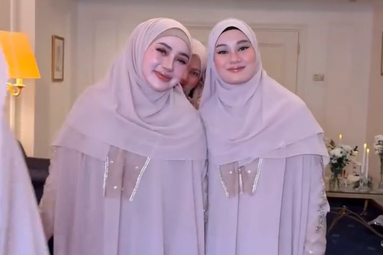 Bridesmaid Dara Arafah tampil serasi dalam abaya nude di Madinah. Elegan, lembut, dan selaras dengan suasana sakral pernikahan di Masjid Nabawi.