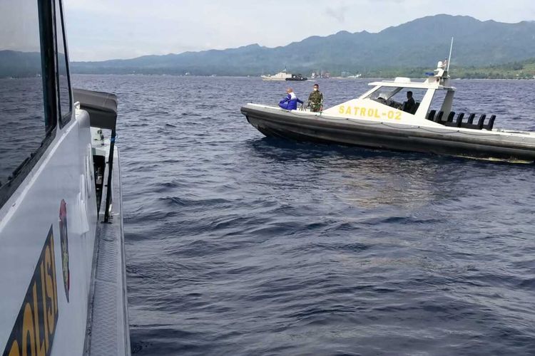 Sejumlah speedboat dan termasuk speedboat milik polisi ikut mengevakuasi sejumlah penumpang kapal cepat yang tenggelam di peraiaran Pulau Pombo, Kecamatan Pulau Haruku, Kabupaten Maluku Tengah, Senin (20/12/2021)