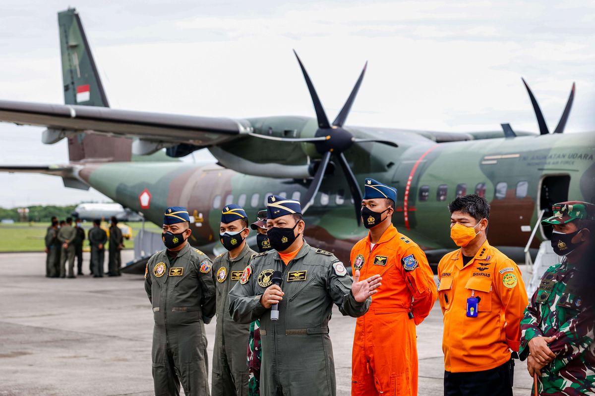 Asops KASAU Marsekal Muda TNI Henri Alfiandi memberikan keterangan pers di Lanud Halim Perdanakusuma, Jakarta Timur, Minggu (10/1/2021). TNI AU mengerahkan 150 personel dan empat armada, antara lain pesawat CN 295, helikopter EC 725 Caracal, helikopter NAS 332 Super Puma dan pesawat Boeing 737 dengan dibantu helikopter Basarnas AW 305 untuk melakukan pencarian korban dan puing pesawat Sriwijaya Air SJ 182 dari udara di perairan Kepulauan Seribu. Gaji TNI AU