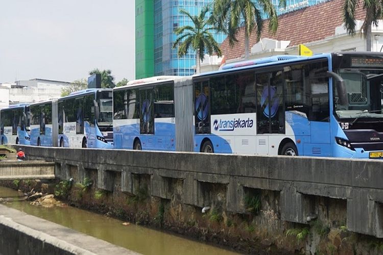 Bus-bus transjakarta berhenti dan diparkir di sepanjang Jalan KH Hasyim Ashari, sebelum Halte Harmoni, Jakarta Barat, Senin (12/6/2017) siang.