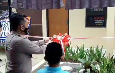 Kapolres Tasikmalaya, AKBP Rimsyahtono, meresmikan penggunaan rumah ramah anak pada momen Hari Anak Sedunia, di Aspol Polres Tasikmalaya, Jumat (23/7).