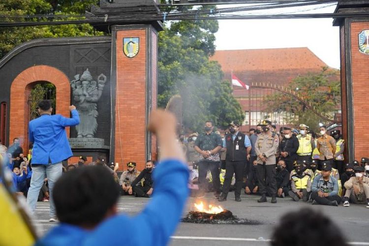Mahasiswa yang melakukan unjuk rasa di depan komplek Pemkab dan DPRD Kabupaten Kediri pada Rabu (13/4/2022)