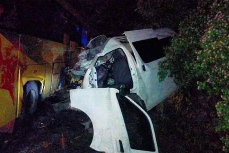 Kecelakaan maut antara Bus Surabaya Inda dengan travel di dekat Pelabuhan Poto Tano, Sumbawa Barat, Nusa Tenggara Barat, pada Jumat (24/2/2023). Sebanyak 6 orang tewas dalam insiden ini.