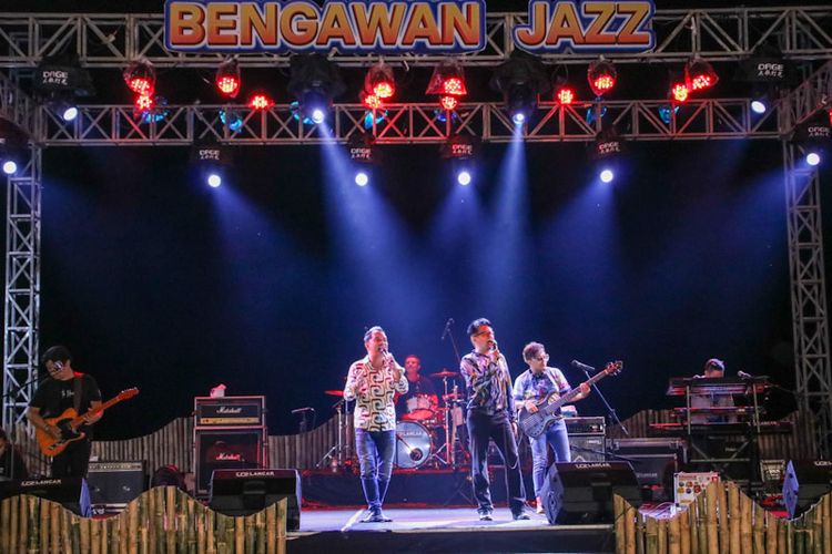 Bengawan Jazz Festival yang sempat menghadirkan grup musik Java Jive di Taman Kendalfornia, di Desa Kendal, Kecamatan Sekaran, Lamongan, Jawa Timur.