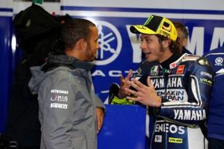 Pebalap Movistar Yamaha asal Italia, Valentino Rossi, berbicara dengan pebalap Formula 1 asal Inggris, Lewis Hamilton.