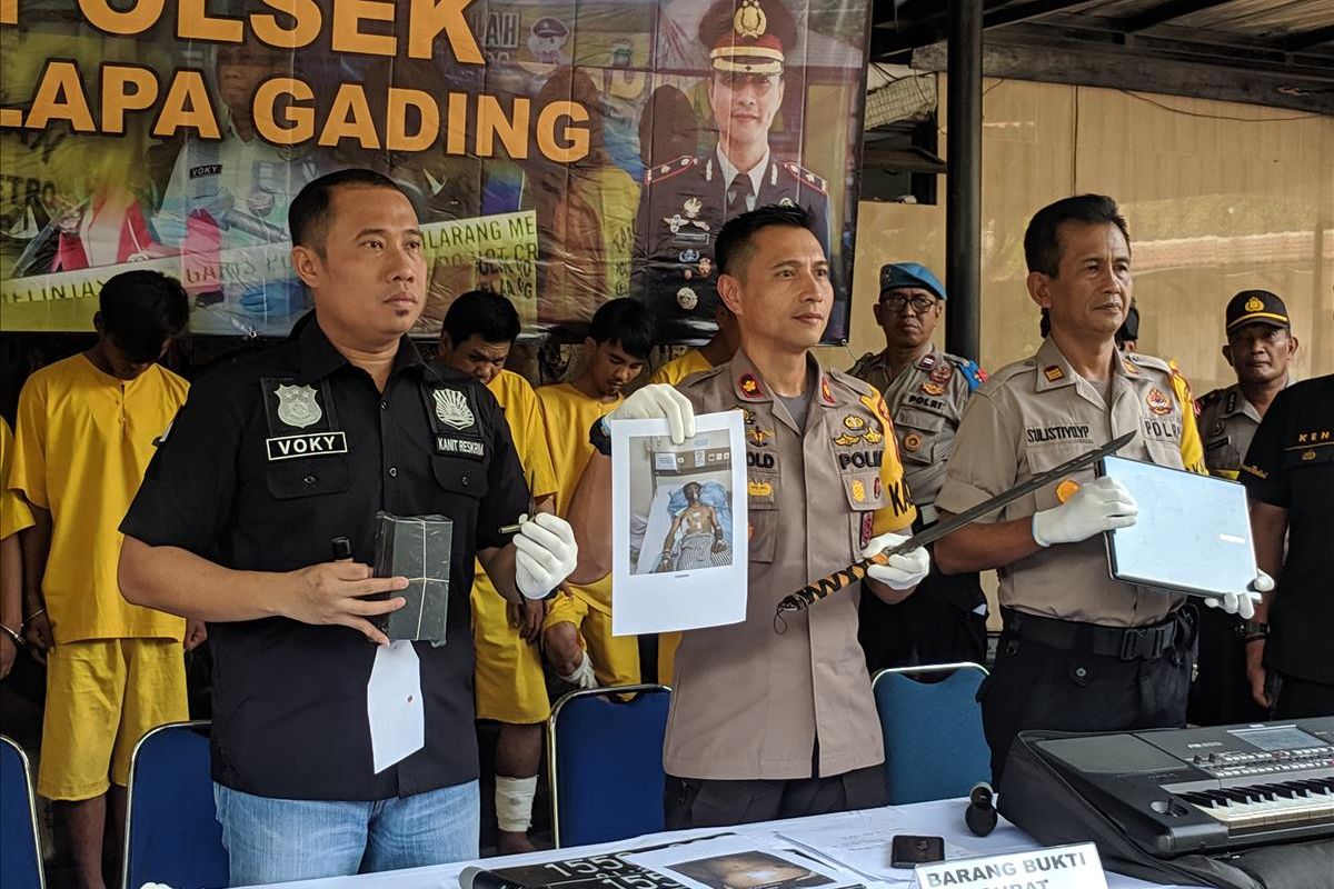 Kapolsek Kelapa Gading, Kompol Jerrold Kumontoy memberi keterangan di kantornya, Senin (22/7/2019)