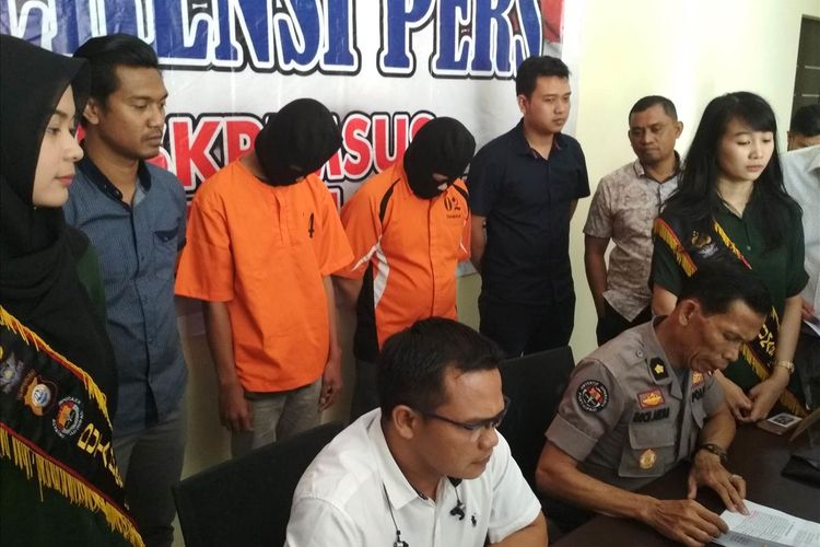 J (kanan orange) saat dihadirkan dalam pers rilis Polda Sulsel dalam kasus tindak pidana illegal acsess di Polda Sulsel, Selasa (30/7/2019).