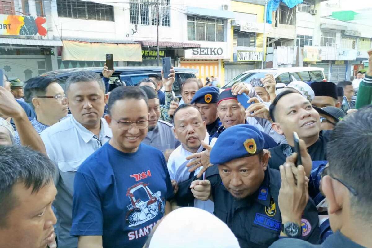 Foto: Calon Presiden Anies Baswedan tiba di Jalan Sutomo Kota Pematang Siantar, Provinsi Sumut. Anies bertemu dengan para tokoh masyarakat, tokoh agama terkhusus pendeta di Kedai Kopi Kok Tong Jalan Sutomo, Jumat (3/11/2023).