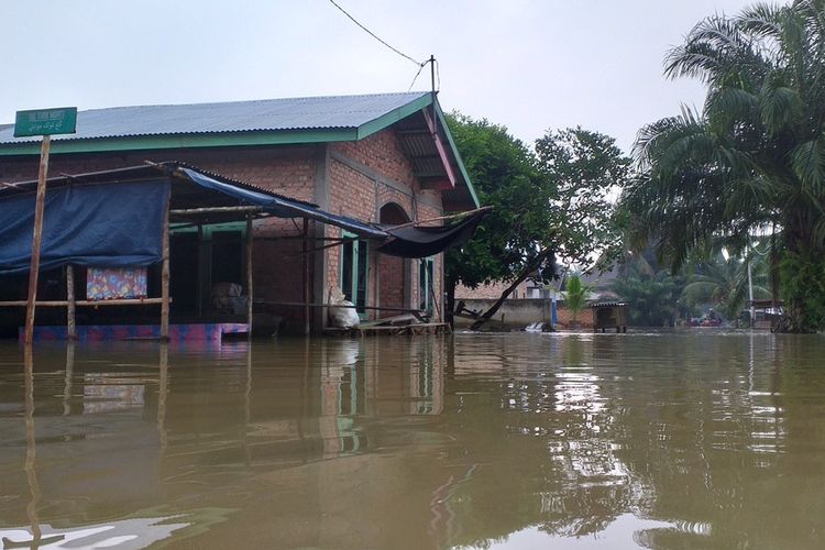 Genangan banjir setinggi lebih kurang 120 sentimeter di permukiman warga Desa Buluh Cina, Kecamatan Siak Hulu, Kabupaten Kampar, Riau, Sabtu (28/12/2019). Kondisi banjir saat ini masih bertahan.