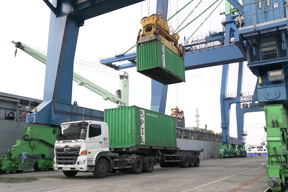 Kegiatan bongkar muat di Terminal Peti Kemas (TPK) Ambon.