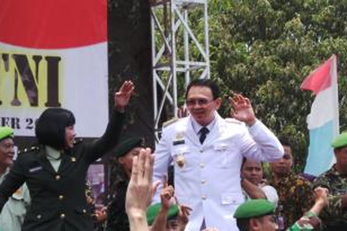 Gubernur DKI Jakarta Basuki Tjahaja Purnama joget dangdut di upacara HUT ke-70 TNI, di Lapangan Jayakarta, Jakarta Timur, Senin (5/10/2015).