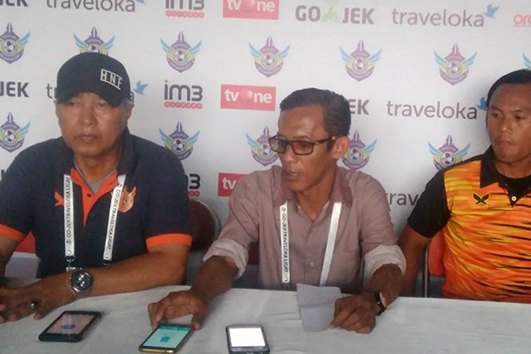 Pelatih Persegres Gresik United Hanafi (kiri) dan Jusmadi (kanan), usai laga kontra Borneo FC.