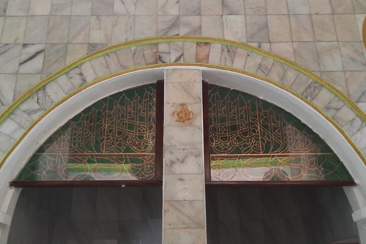 Ukiran kaligrafi mihrab imam masjid di Masjid Al-Atiq Kampung Melayu.