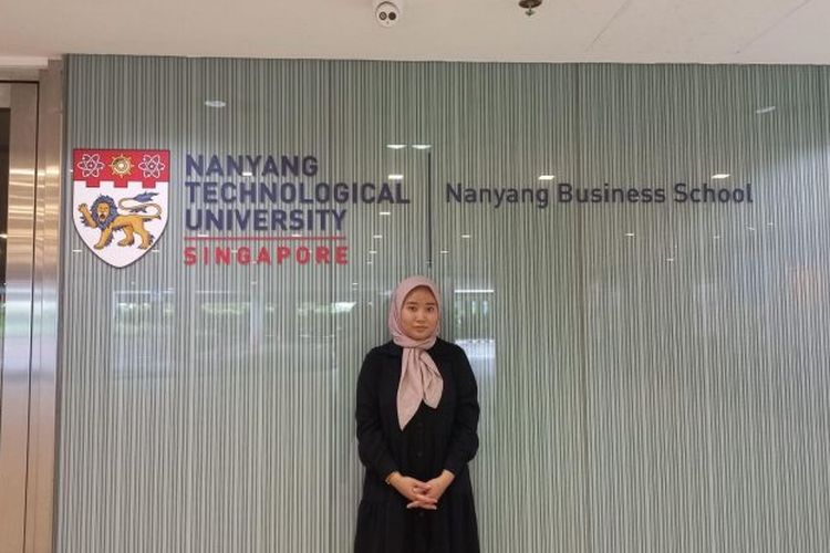 Nadiatul Qalbi Amalia Rizqi saat mengikuti program IISMA di NTU Singapura. 