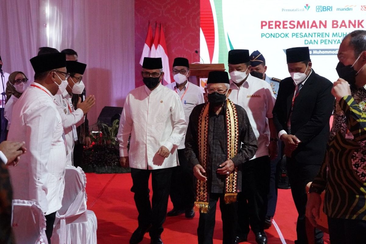 Wakil Presiden Republik Indonesia K.H. Ma'ruf Amin didampingi Ketua Dewan Komisioner OJK Wimboh Santoso meresmikan Bank Wakaf Mikro (BWM) Pondok Pesantren Muhammadiyah Sabilil Muttaqien di Metro Lampung, Kamis (23/12/2021).