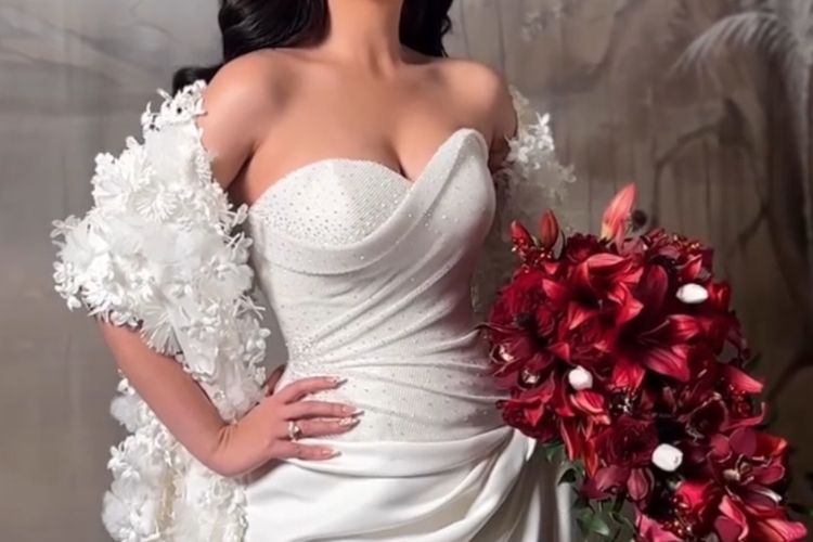 Amanda Manopo dan Kenny Austin tampil memukau di resepsi The Langham Jakarta. Gaun Hian Tjen dan tuxedo hitam klasik membuat keduanya tampak serasi.