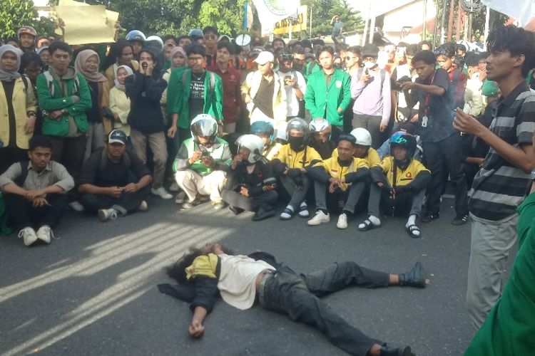 Demo Mahasiswa di Polda Sumbar, Driver Ojol Bergabung Minta Polisi Tanggung Jawab