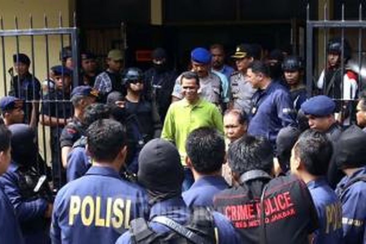 Hercules Rozario Marcal dijemput tim Polres Jakarta Barat saat usai menjalani Tahanan di Rutan Narkoba Polda Metro Jaya, Jakarta Selatan, Sabtu (3/8/2013).