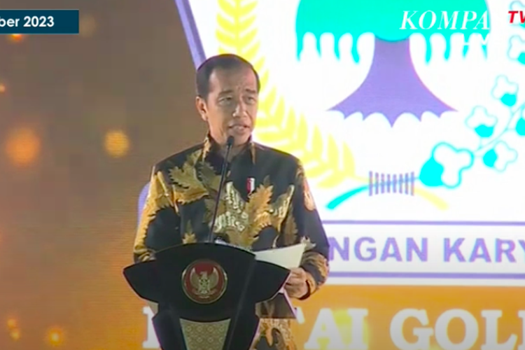 Presiden Joko Widodo (Jokowi) memberikan sambutan di acara HUT ke-59 Partai Golkar di kantor DPP Partai Golkar pada Senin (6/11/2023) malam