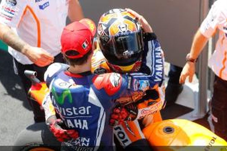 Pebalap Movistar Yamaha asal Spanyol, Jorge Lorenzo (kiri), memberikan selamat kepada pebalap Repsol Honda asal Spanyol, Marc Marquez, setelah menyelesaikan GP Italia di Sirkuit Mugello, Minggu (1/6/2014). Marquez finis pertama dan Lorenzo kedua.