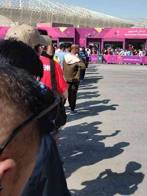 Antrean penonton di depan pintu masuk stadion yang ingin menyaksikan pertandingan Piala Dunia Qatar 2022 antara Jepang vs Kosta Rika, Minggu (27/11/2022).