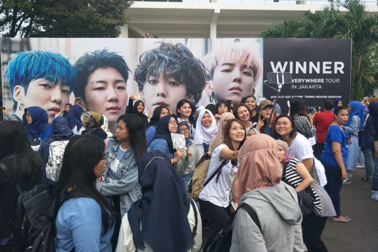 Para Inner Circle (nama penggemar WINNER) memadati area konser Everywhere Tour di Tennis Indoor Senayan, Jakarta, Sabtu (17/11/2018).