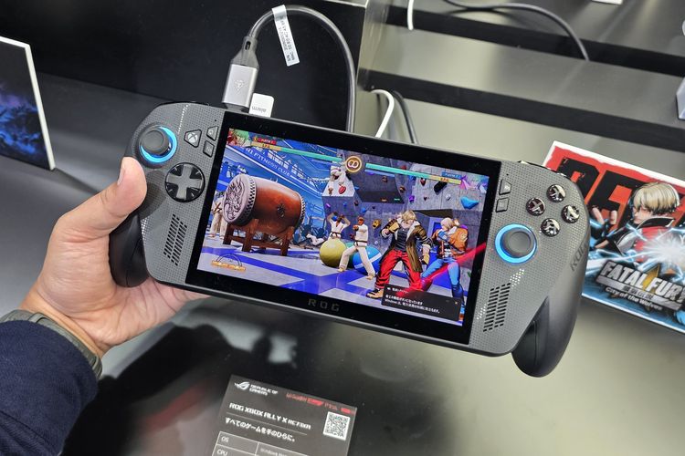 ROG Xbox Ally X digenggam di Tokyo Game Show 2025 di Makuhari Messe, Chiba, Jepang, Kamis (25/9/2025).