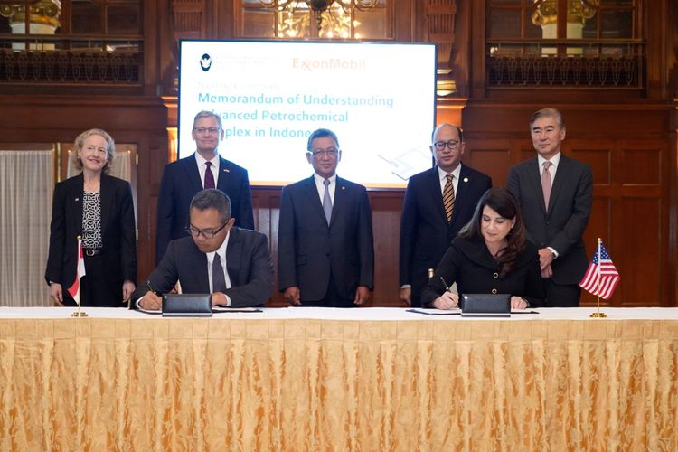 Indonesia dan Amerika Serikat (AS) menandatangani dua perjanjian terkait penangkap dan penyimpan karbon atau carbon capture storage (CCS) di Bumi Pertiwi. Kedua perjanjian tersebut ditandatangani di tengah pertemuan bilateral AS-Indonesia di Washngton DC, pada Senin (13/11/2023). 