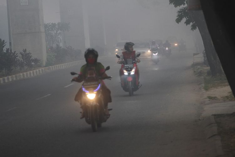 Kabut asap ekstrem menyelimuti kota Palembang, akibat kebakaran hutan dan lahan yang masih terjadi di beberapa wilayah di Sumatera Selatan, Senin (14/10/2019).