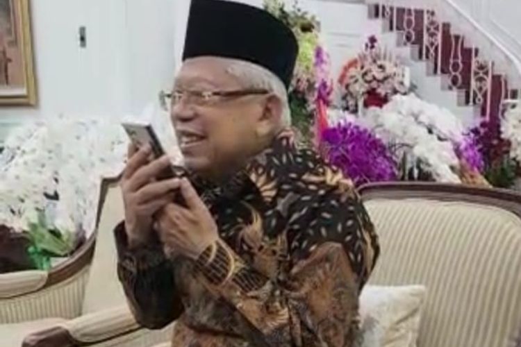 Wakil Presiden Ma'ruf Amin saat menerima ucapan selamat ulang tahun dari Presiden Joko Widodo pada Sabtu (11/3/2023).
