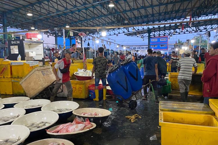 Pedagang di Pasar Ikan Muara Angke mulai merapikan dagangannya sejak pukul 18.00 WIB. 