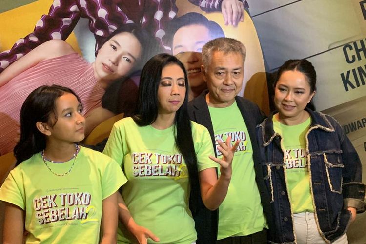 (Dari kanan ke kiri) Maya Hasan, Chew Kin Wah, Asri Welas dan Widuri Puteri saat hadir di acara press screening film Cek Toko Sebelah 2 di kawasan Epicentrum, Jakarta Selatan, Senin (19/12/2022).