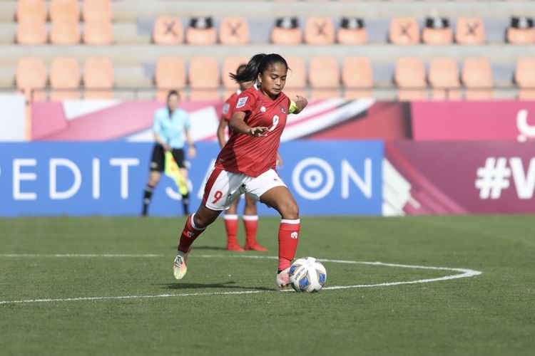 Kapten timnas wanita Indonesia, Ade Mustikiana Oktafiani, beraksi pada laga pembuka Piala Asia Wanita 2022, Jumat (21/1/2022) malam WIB.