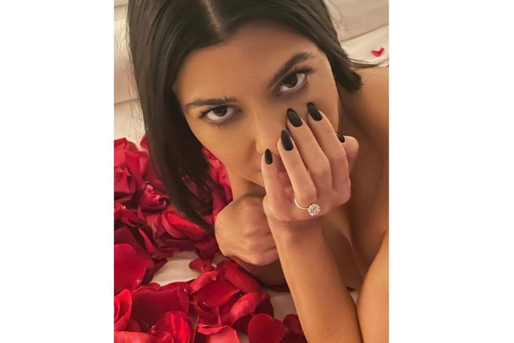 Kourtney Kardashian tengah memamerkan cincin pertunangan seharga Rp 14 miliar pemberian Travis Barker dalam postingan Instagram pada tanggal 25 Oktober 2021.