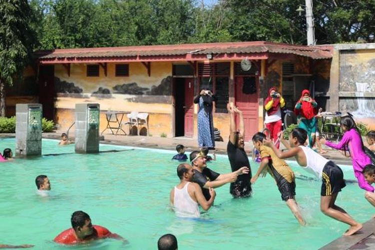 Pengunjung sedang berenang di kolam renang Lido Graha, Kota Lhokseumawe, Minggu (22/1/2017)