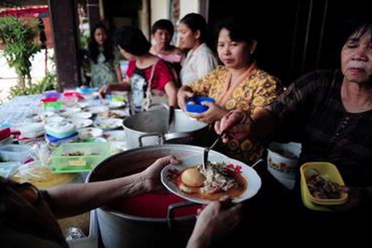 Ilustrasi: Warga Tionghoa menyiapkan lontong Cap Go Meh 