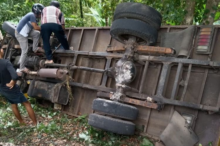 Foto: Mobil angkut puluhan peziarah terbalik di Desa Bukit Seburi II, Kecamatan Adonara Barat, Kabupaten Flores Timur, NTT, Jumat (26/5/2023).