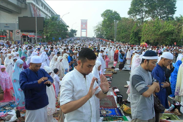 Ribuan warga memadati jembatan Ampera Palembang untuk melaksanakan shalat Idul Adha 1440 Hirjiah di Masjid Sultan Mahmud Badaruddin, Sabtu (11/8/2019).