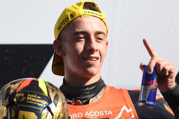Pebalap Honda Red Bull KTM Ajo asal Spanyol Pedro Acosta merayakan juara dunianya di podium setelah memenangi balapan Moto3 Grand Prix Portugal di Sirkuit Internasional Algarve, Portimao, pada 7 November 2021.