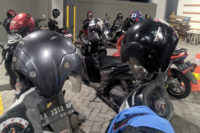 Cara Aman Menyimpan Helm di Motor, Jangan Diletakkan di Spion