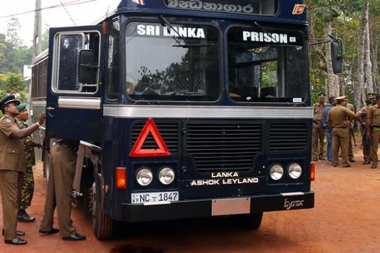 Polisi Sri Laka memeriksa bus pengangkut tahanan yang ditembaki sekelompok orang di luar kota Kolombo dan menewaskan tujuh orang.